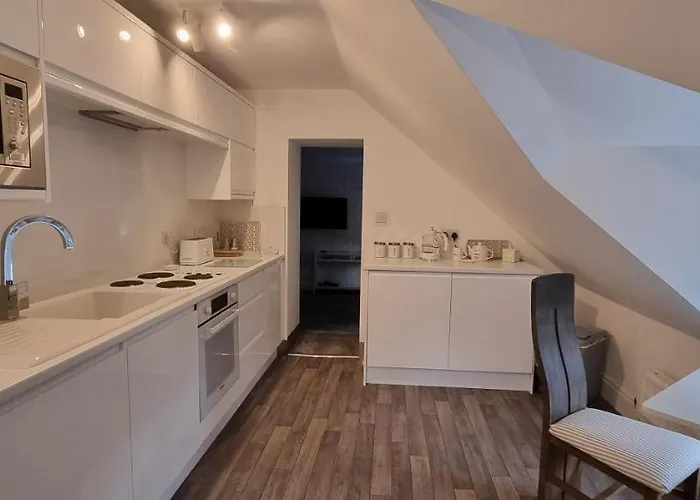 Modern And Spacious 2 Bedroom Apartment With Free Parking