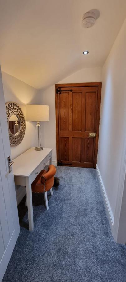 Modern And Spacious 2 Bedroom With Free Parking *