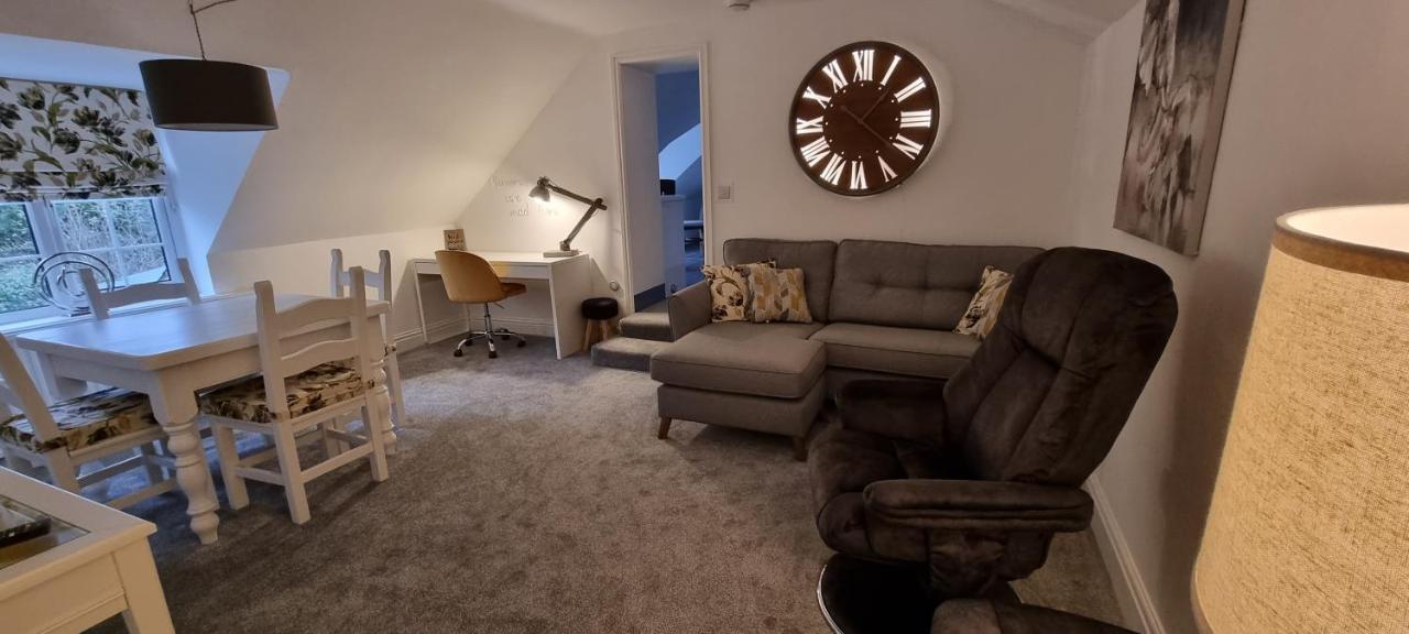 Modern And Spacious 2 Bedroom With Free Parking Апартаменты